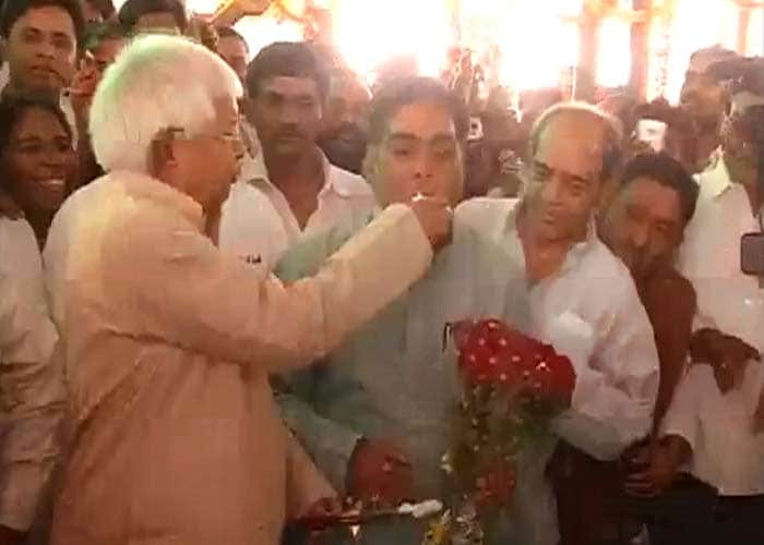 After a long time, Lalu and his family decided to be in Patna for his birthday. And his party workers left no stone unturned to make the occasion a grand event.