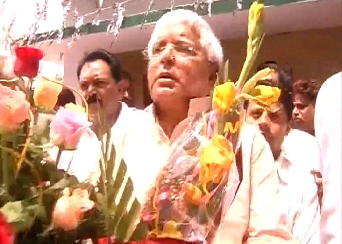 His official residence was decorated with flowers, and workers were treated with <i>jalebis</i> and cold water in plenty - a great relief when Patna temperature has already crossed 43 degrees Celsius.