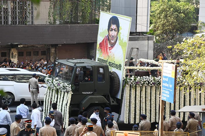 गायिका के अंतिम संस्कार का हिस्सा लेने के लिए लोग 1 बजे से पार्क में उपस्थित होना शुरू हो गए थे.