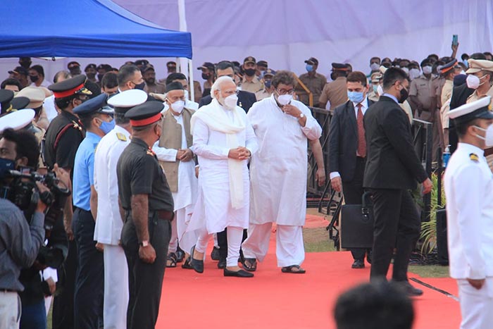 अंतिम संस्कार के दौरान पीएम मोदी भी मौजूद थे. प्रधानमंत्री मोदी के संग और भी कई मंत्री लता जी के अंतिम संस्कार में शामिल हुए.