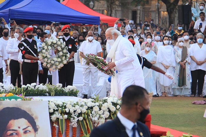 प्रधानमंत्री मोदी श्रद्धा सुमन अर्पित करते हुए.