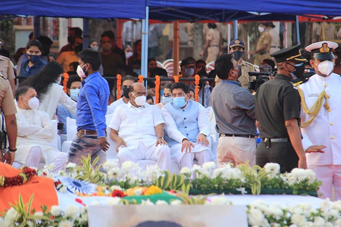 उनके अंतिम संस्कार में सचिन तेंदुलकर, शाहरुख़ खान समेत कई दिग्गज हस्तियां मौजूद रहीं.