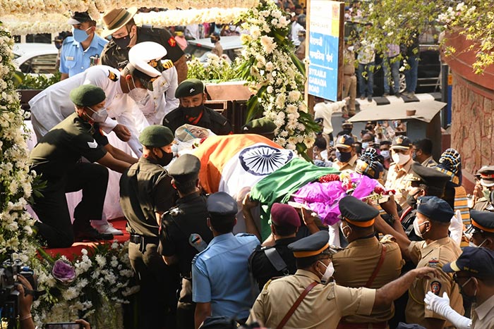 पार्क के लगभग 2,000 वर्ग फुट क्षेत्र को बंद करने के बाद भी बहुत-से लोगों को देखा गया जो लता जी के अंतिम यात्रा का हिस्सा बनना चाहते थे.