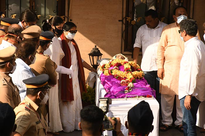 आपको बता दें कि लता मंगेशकर 8 जनवरी को कोरोना के लिए पॉजिटिव पाईं गई थीं.