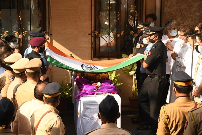 लता जी के शरीर को भारत के तिरंगे में लपेटा गया और भारतीय सेना के जवानों ने उन्हें अंतिम सलामी दे कर सम्मान दिया.