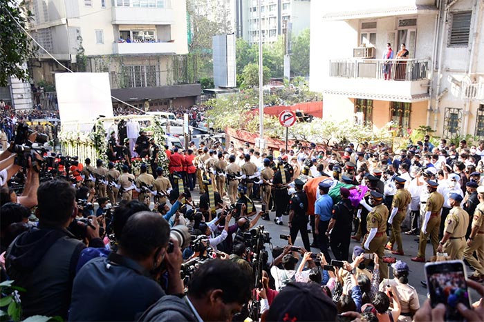 लता जी के अंतिम यात्रा में लोगों की भारी भीड़ देखी गई.