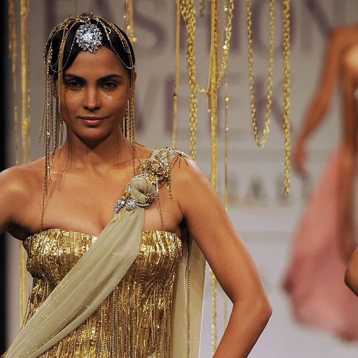 Former Miss Universe and Bollywood actress Lara Dutta walked the ramp for designer Raakesh Agarvwal on the fifth and final day of Lakme Fashion Week(LFW) Spring/Summer 2010 in Mumbai. (Pics: AFP)