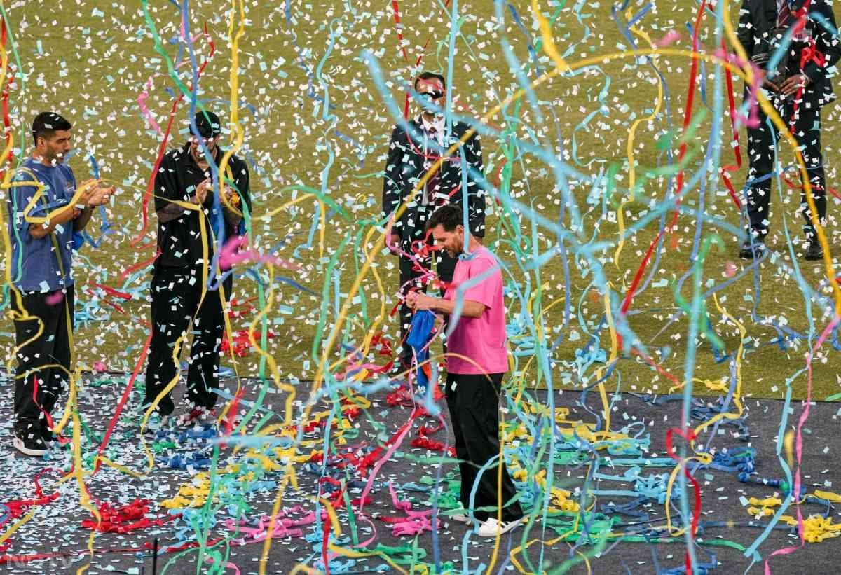 'ऐसी दीवानगी देखी नहीं कहीं'.. सुपर स्टार फुटबॉलर मेसी का दिल्ली में शानदार स्वागत, देखिए तस्वीरें