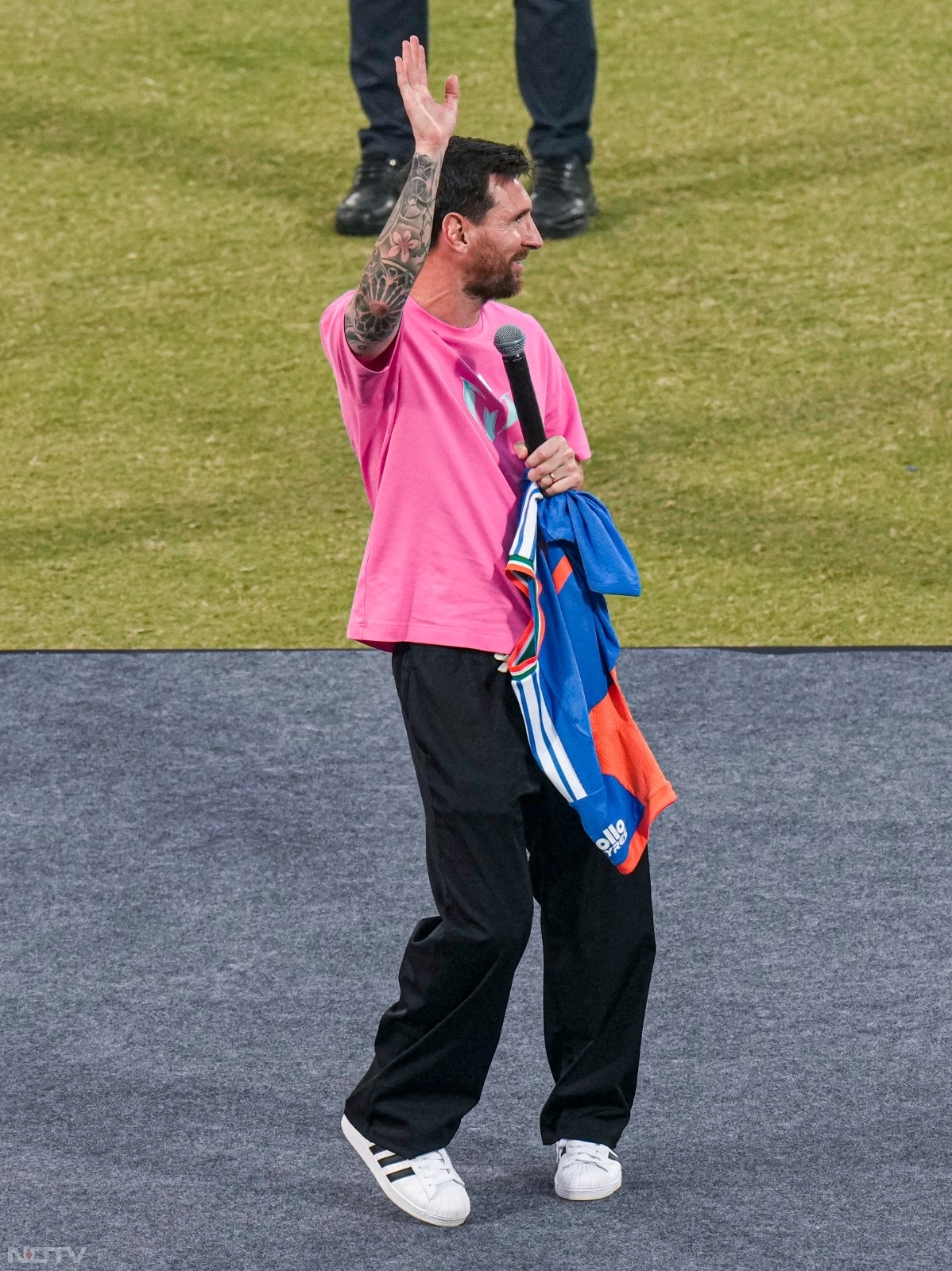 'ऐसी दीवानगी देखी नहीं कहीं'.. सुपर स्टार फुटबॉलर मेसी का दिल्ली में शानदार स्वागत, देखिए तस्वीरें