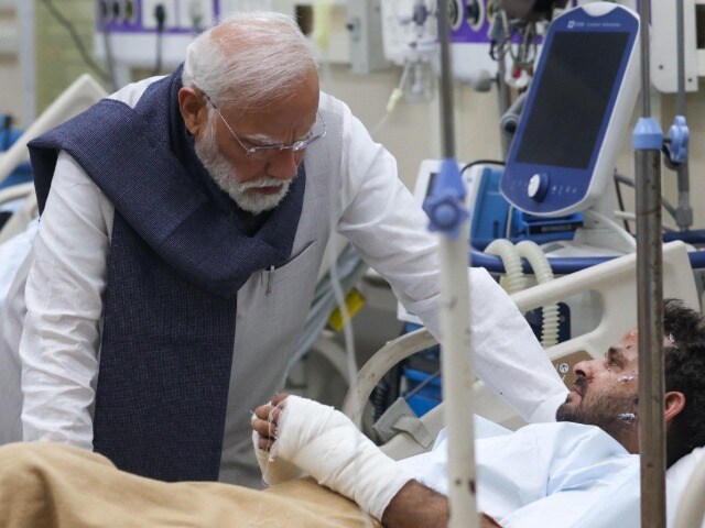 सिर पर रखा हाथ, बंधाया ढांढस... दिल्ली ब्लास्ट के घायलों से LNJP अस्पताल मिलने पहुंचे पीएम मोदी