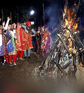 गुरुवार को भोपाल के लोगों ने भी लोहड़ी का त्योहार बहुत धूमधाम से मनाया. इस दौरान लोग गिद्दा करते नज़र आए. (फोटो: पीटीआई)