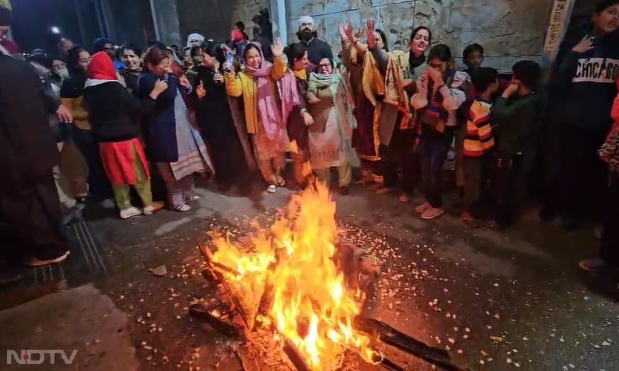 अजमेर के अलवर गेट स्थित दसमेश गुरुद्वारा साहब पर सिख समुदाय के लोग पारंपरिक वेशभूषा में गिद्दा और भांगड़ा करते हुए जश्न मनाते नजर आए.