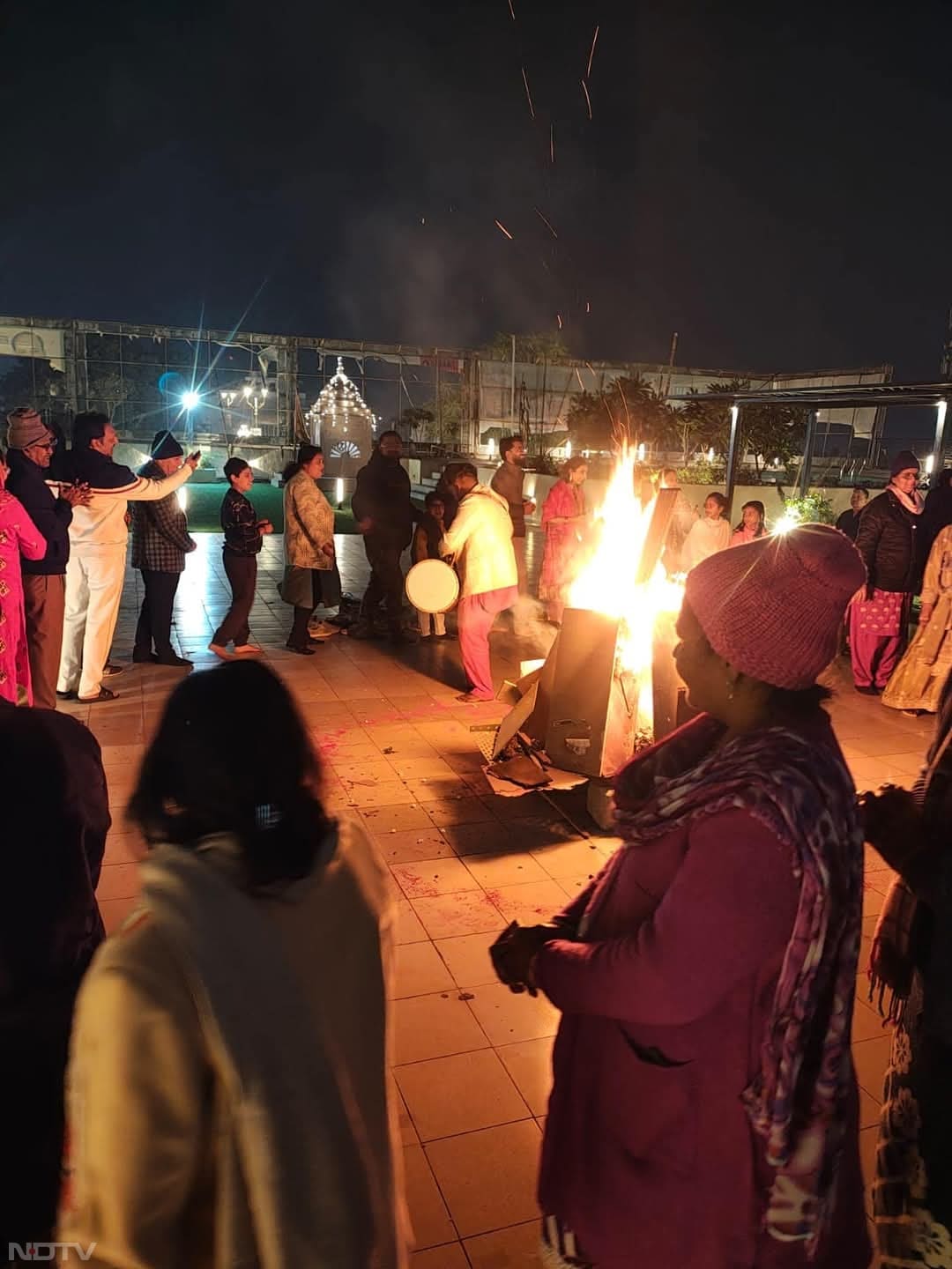 बीकानेर में लोग पारंपरिक परिधानों में सजधज कर लोहड़ी की पूजा करने पहुंचे. ढोल-नगाड़ों की धुन पर नाचते-गाते हुए फसल कटाई के इस पर्व को खुशी और उमंग के साथ मनाया गया.