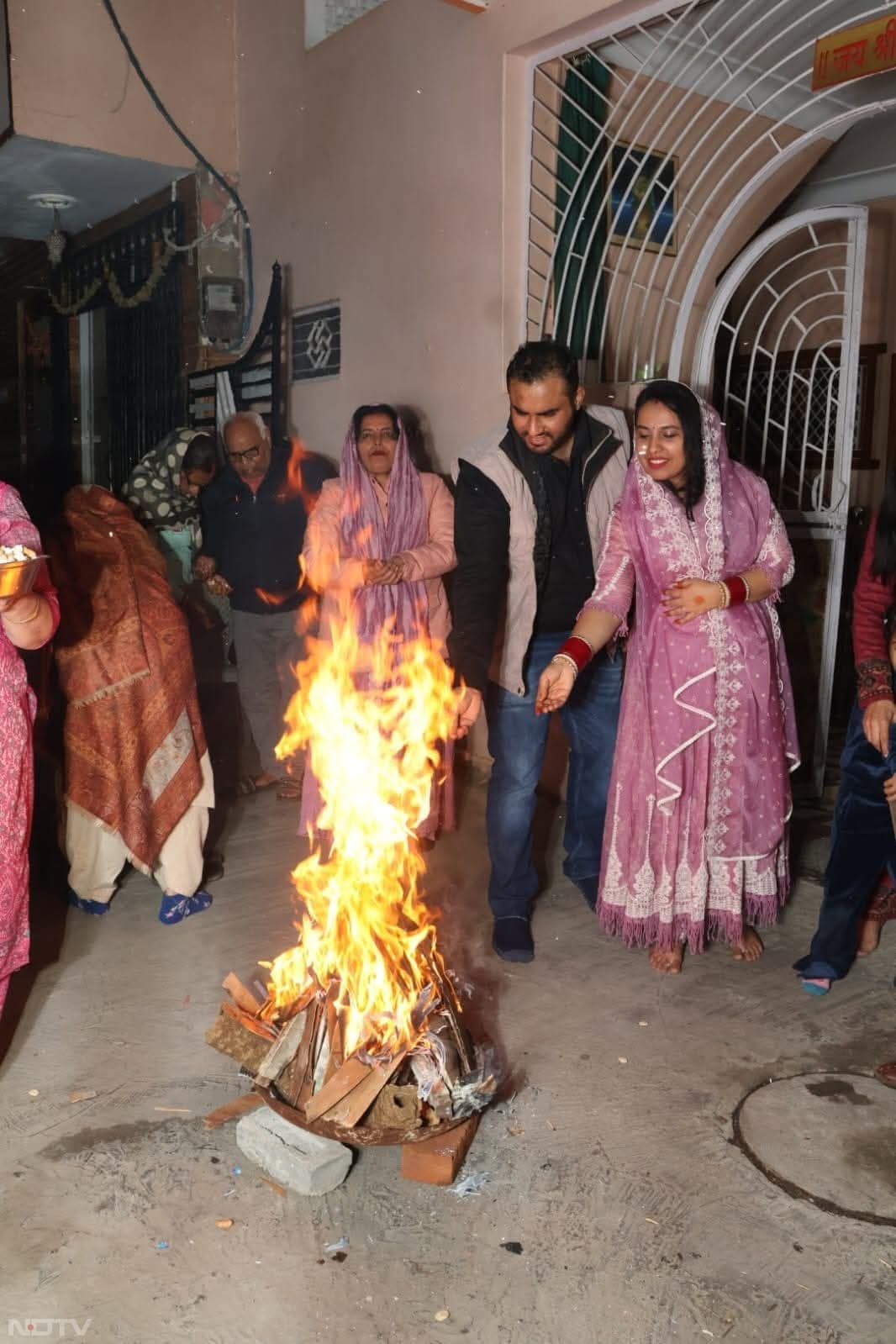 कोचिंग सिटी कोटा में भी लोहड़ी का पर्व बड़े उत्साह से मनाया गया. यहां लोगों ने आग के चारों ओर गिद्दा और भांगड़ा किया और पारंपरिक रीति-रिवाजों का पालन किया.