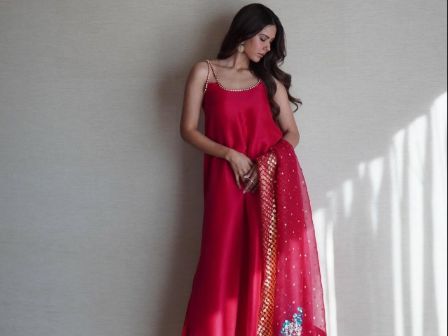 लोहड़ी पर पहनें सोनम बाजवा जैसे सूट्स