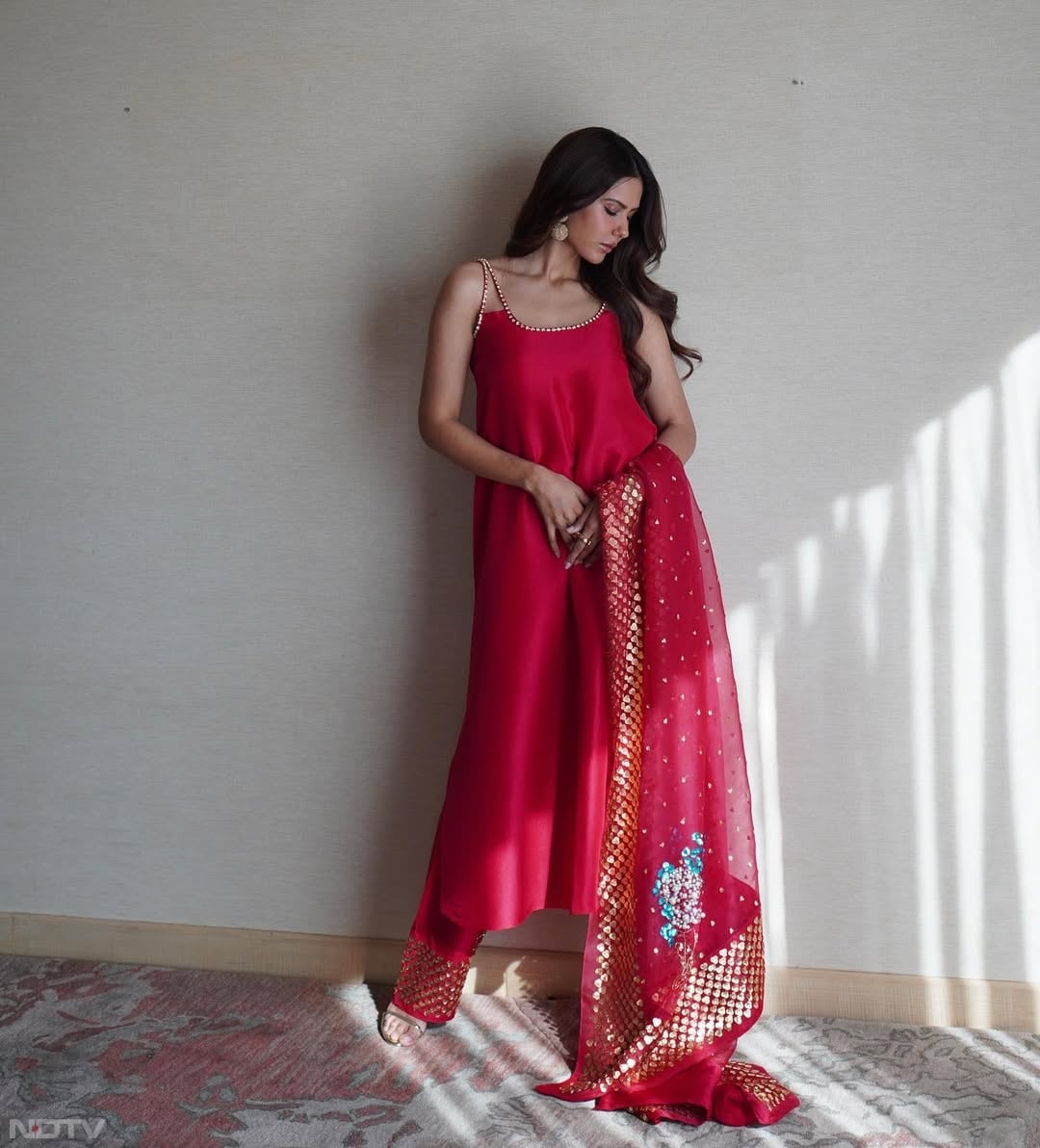 लोहड़ी पर आप सोनम की तरह रेड कलर का सूट ट्राई कर सकती हैं.sonambajwa/Instagram