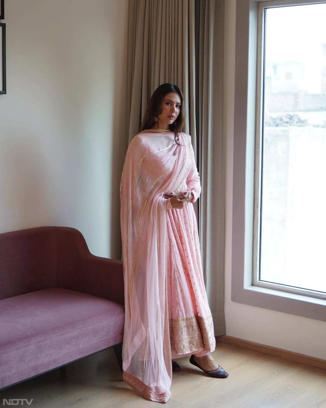 पिंक कलर का ऐसा अनारकली सूट किसी भी फंक्&zwj;शन में पहना जा सकता है.  sonambajwa/Instagram