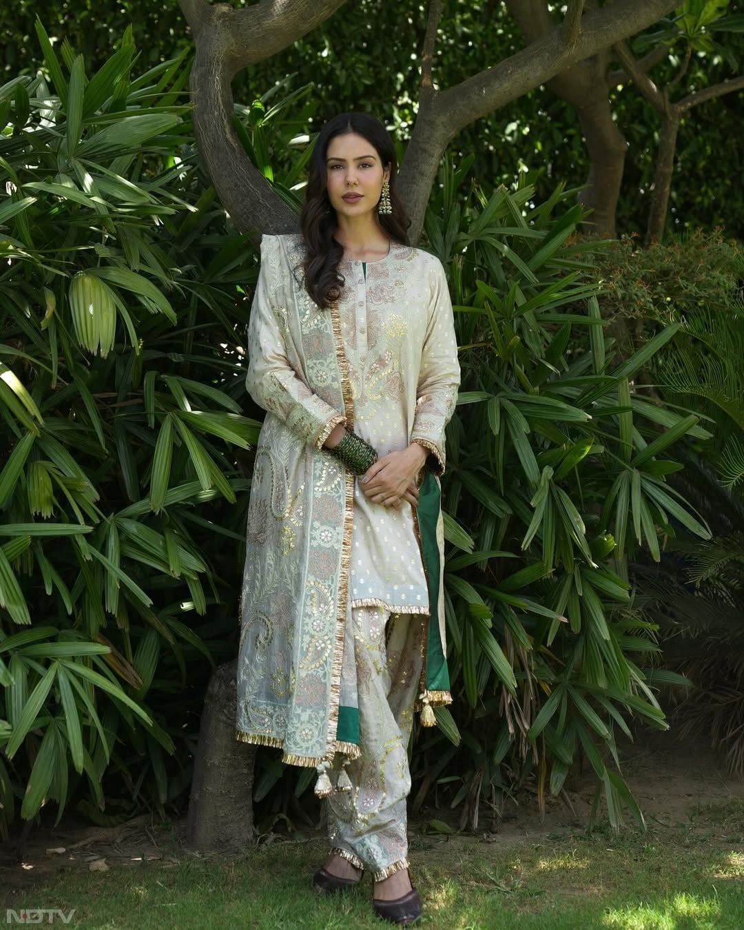 सोनम की तरह अपने कलेक्&zwj;शन में लाइट कलर सूटस भी रखें. ये काफी अच्&zwj;छे लगते हैं.  sonambajwa/Instagram