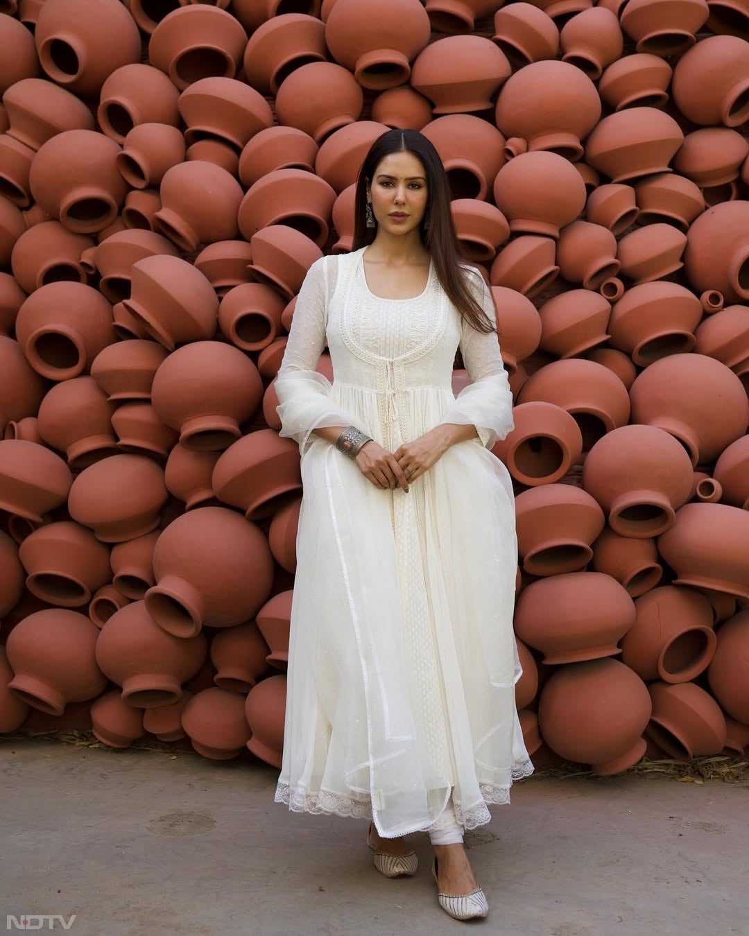 सफेद रंग का अनारकली सूट और साथ में चू&zwj;ड़&zwj;ियां, किसी भी लुक को कंप्&zwj;लीट कर सकती हैं. sonambajwa/Instagram