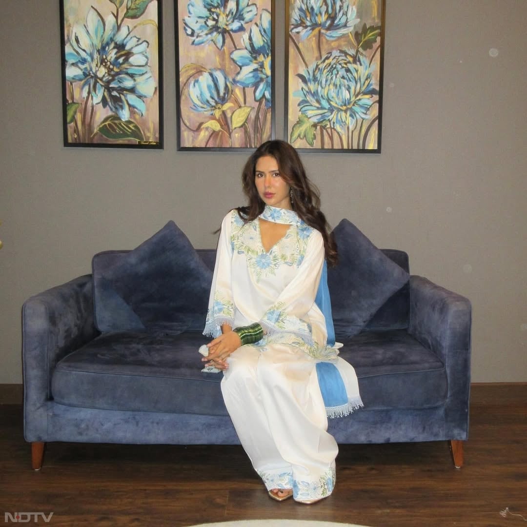 सूट-सलवाट का ये डिजाइन हमेशा फैशन में इन रहता है. sonambajwa/Instagram