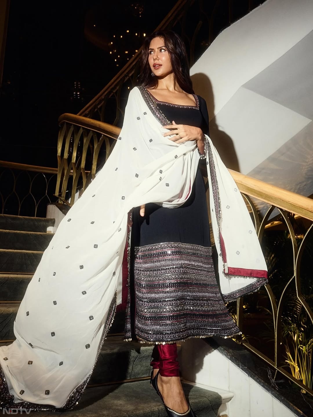 कांट्रेस्&zwj;ट सूट्स आजकल फैशन में हैं. ये मॉडर्न लुक देते हैं. sonambajwa/Instagram