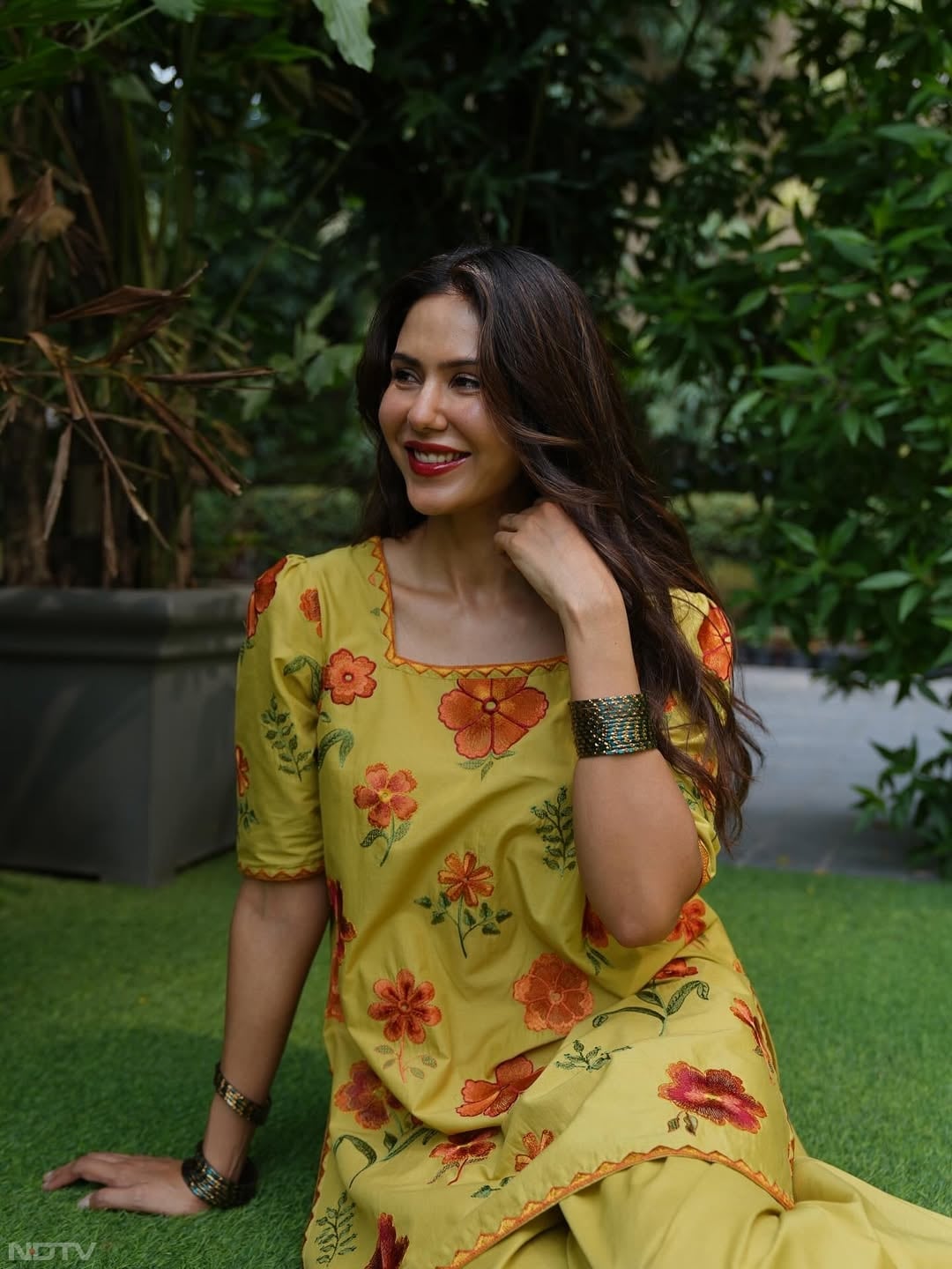 चाहे सर्दियां हों या गर्मी का मौसम, येलो कलर का इस तरह का सूट हर मौसम में फबता है. sonambajwa/Instagram