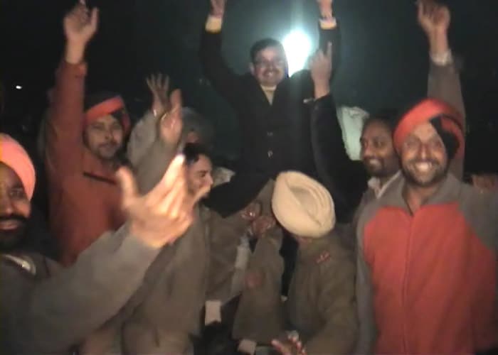 The cops engaged in singing and dancing at a local function in Ludhiana.<br/>The otherwise atomized department came together to be a part of the festivity and merry making.(NDTV Photo)