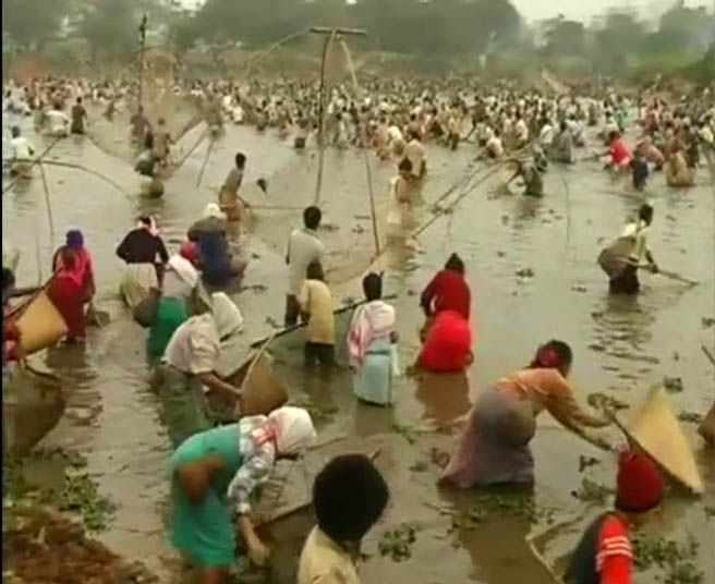 Celebrations continue across Assam as communities come together during the Bihu festivities.<br/> Villages in Assam still observe the lively tradition of  community fishing on Bihu.(NDTV Photo)