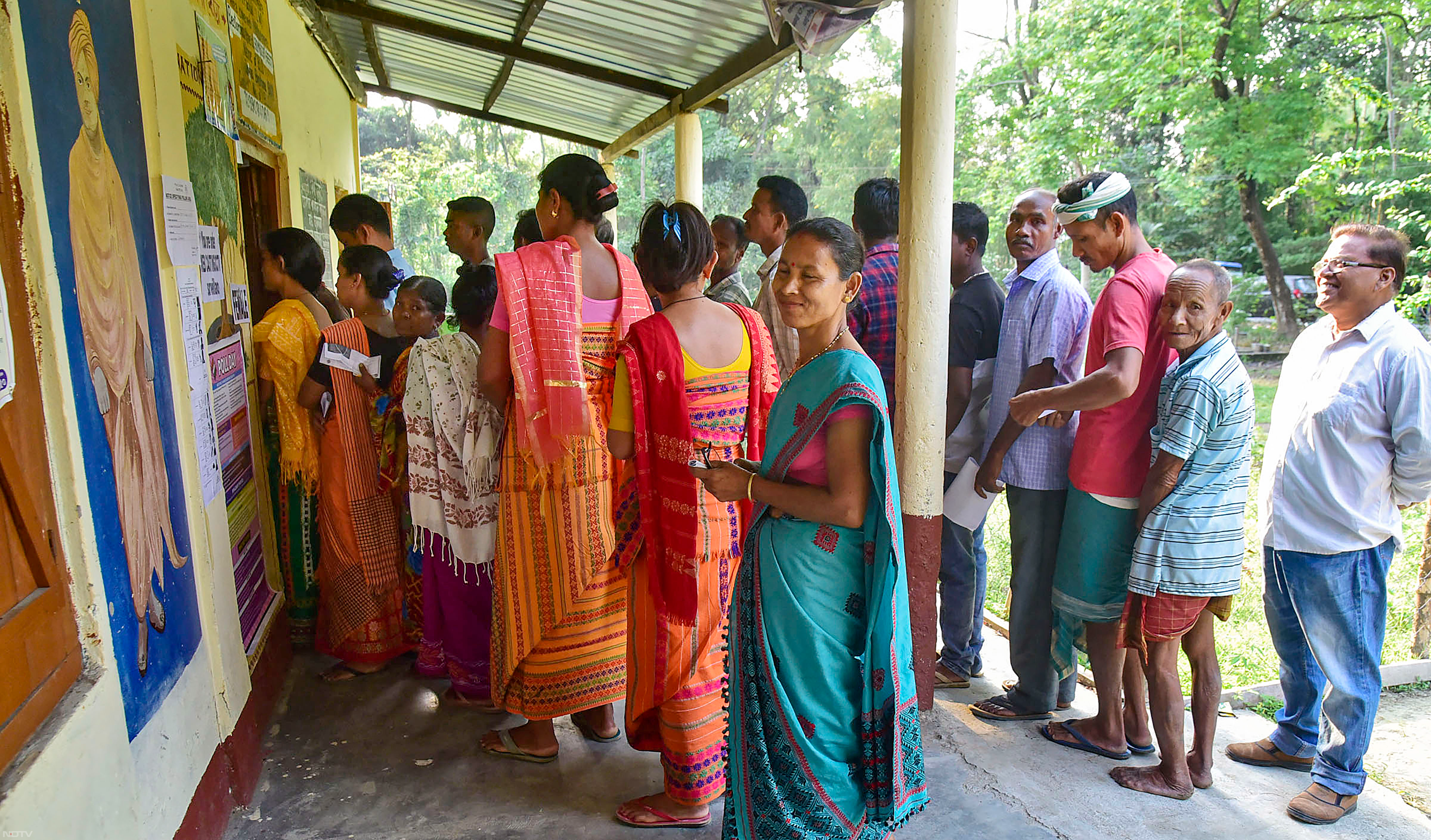 राहुल द्रविड,माजी पंतप्रधान, अर्थमंत्र्यांसह दिग्गजांनी बजावला मतदानाचा हक्क