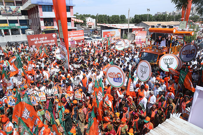 गुजरात: गांधीनगर में गृहमंत्री अमित शाह का भव्य रोड शो, बड़ी संख्या में उमड़ी भीड़