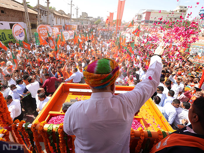 गुजरात: गांधीनगर में गृहमंत्री अमित शाह का भव्य रोड शो, बड़ी संख्या में उमड़ी भीड़
