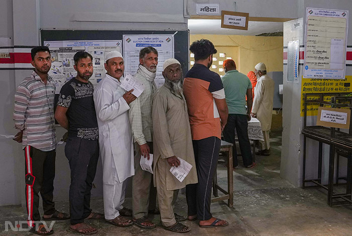 Lok Sabha Elections 2024: दूसरे चरण में 13 राज्यों की 88 सीट पर मतदान जारी, पोलिंग बूथ पर नजर आने लगी भीड़