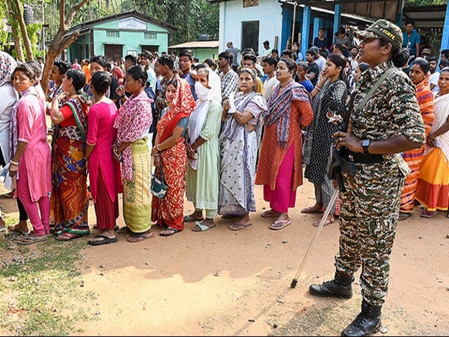 Photo : Lok Sabha Elections 2024: दूसरे चरण में 13 राज्यों की 88 सीट पर मतदान जारी, पोलिंग बूथ पर नजर आने लगी भीड़