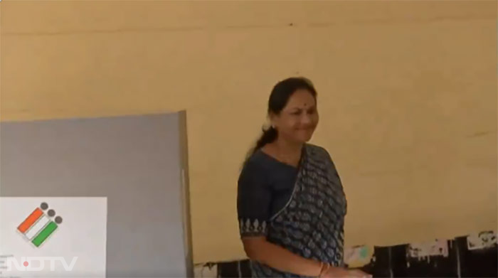 Union Minister and BJP candidate from Bengaluru North, Shobha Karandlaje casts her vote at a polling booth in Bengaluru.
