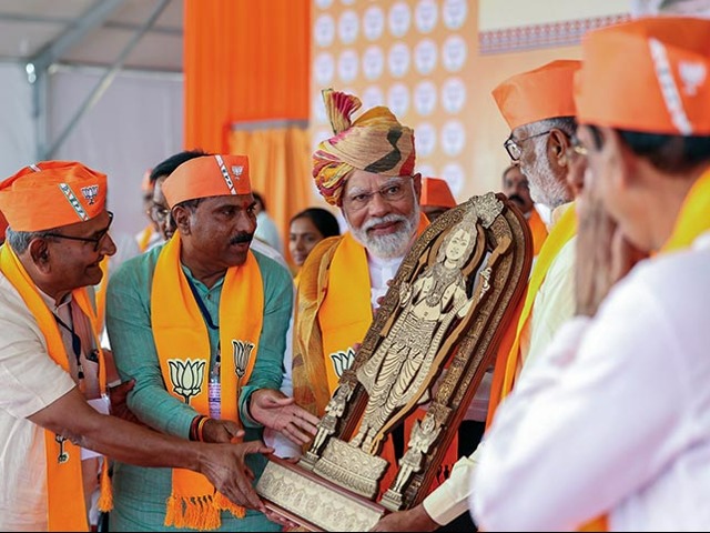 गुजरात के बनासकांठा में पीएम मोदी की चुनावी जनसभा, कहा- '2024 में कांग्रेस और INDI गठबंधन फिर से झूठ लेकर मैदान में आए हैं'