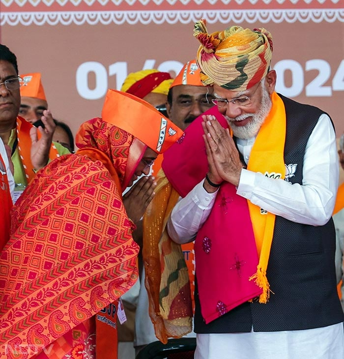 गुजरात के बनासकांठा में पीएम मोदी की चुनावी जनसभा, कहा- '2024 में कांग्रेस और INDI गठबंधन फिर से झूठ लेकर मैदान में आए हैं'