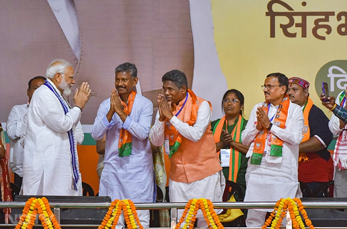 इसी के साथ पीएम ने कहा, "सिंहभूम की धरती आदिवासियों की धरती है लेकिन कांग्रेस ने कभी आदिवासियों के बलिदान को सही सम्मान नहीं दिया." फोटो: पीटीआई