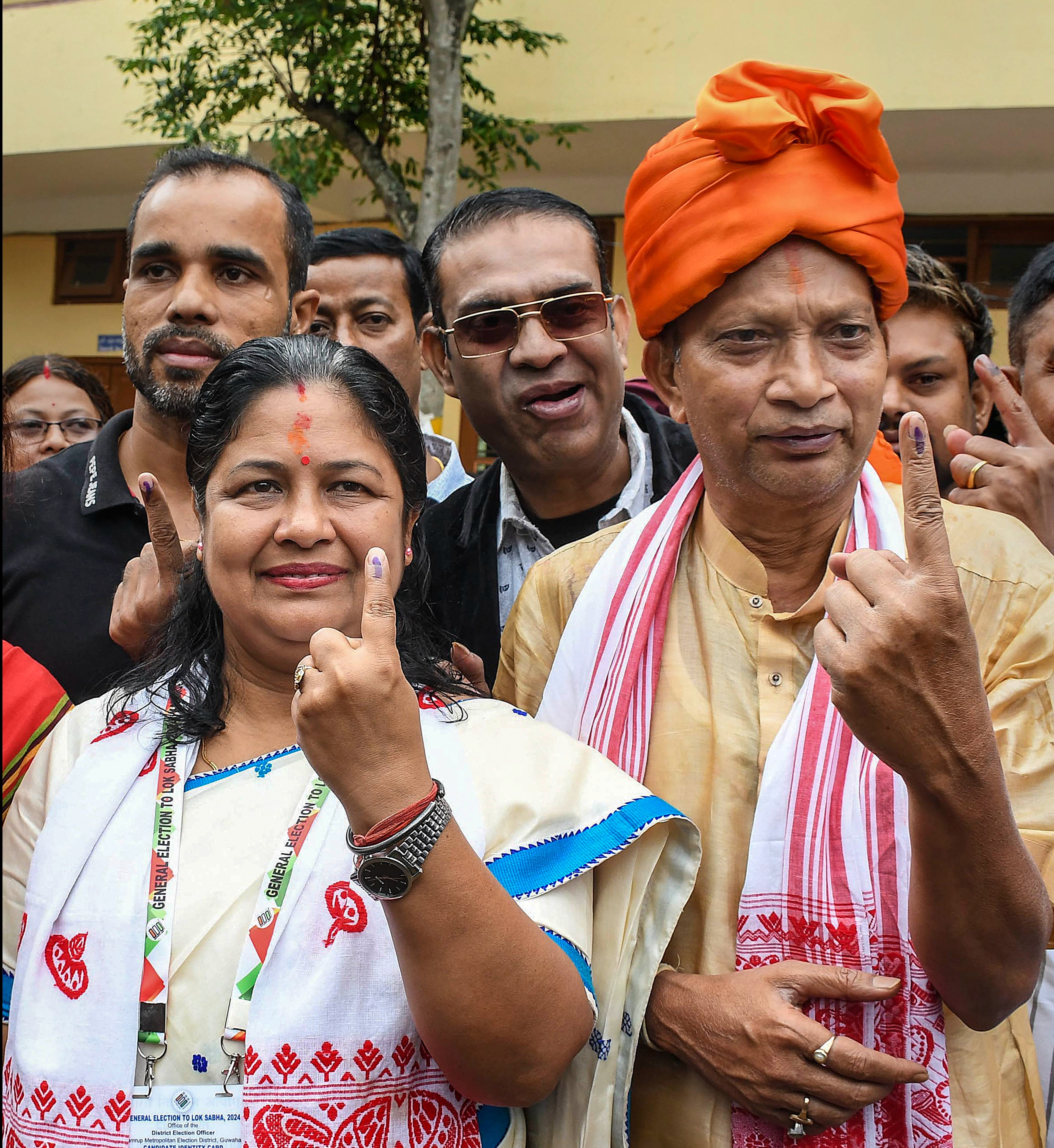 भाजपा उम्मीदवार बिजुली कलिता मेधी अपने पति के साथ गुवाहाटी में लोकसभा चुनाव के तीसरे चरण के दौरान एक मतदान केंद्र पर वोट डालने पहुंचीं. फोटो: पीटीआई