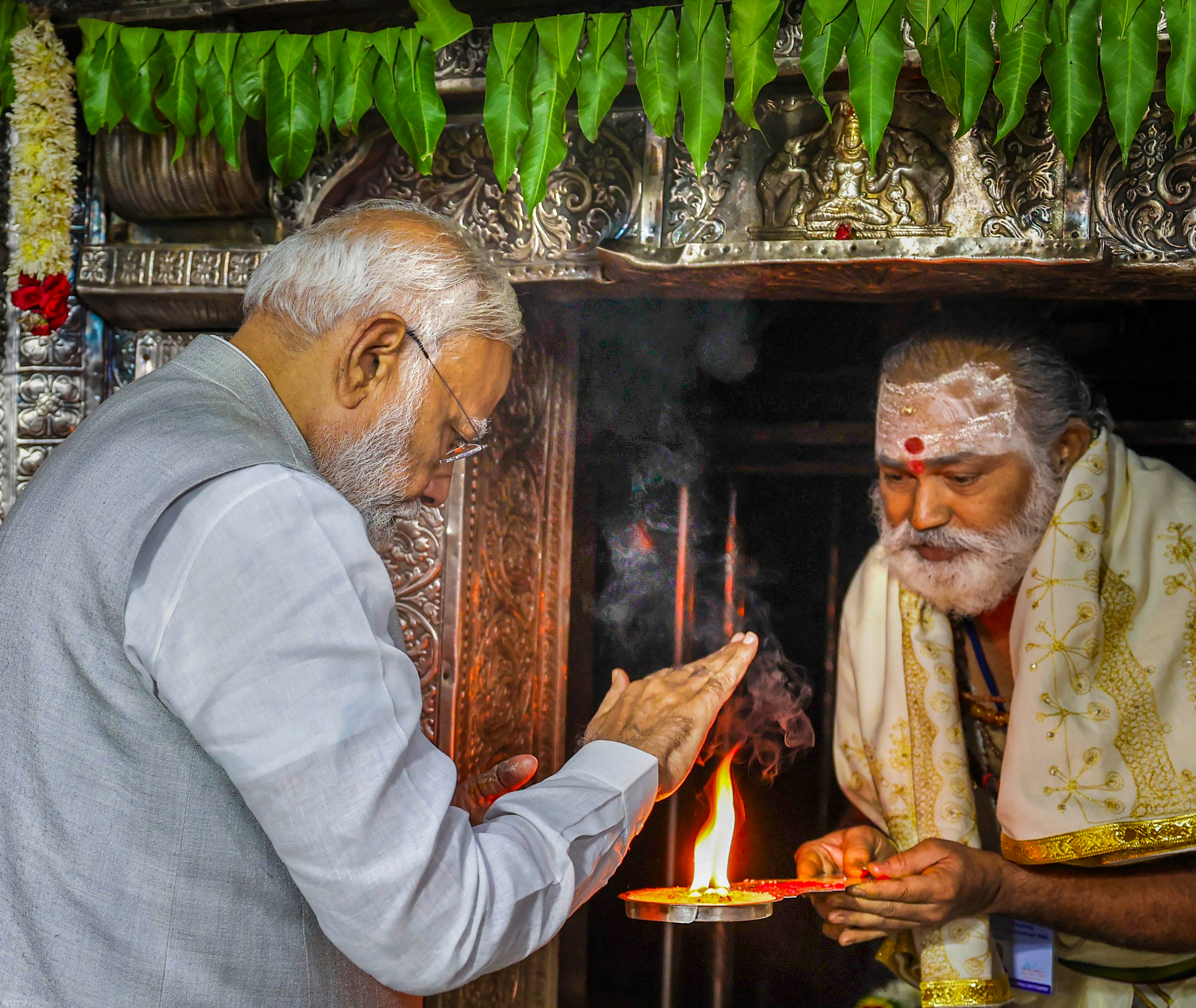 पीएम मोदी ने वेमुलावाड़ा में श्री राज राजेश्वर स्वामी देवस्थानम में पूजा-अर्चना की. फोटो: पीटीआई