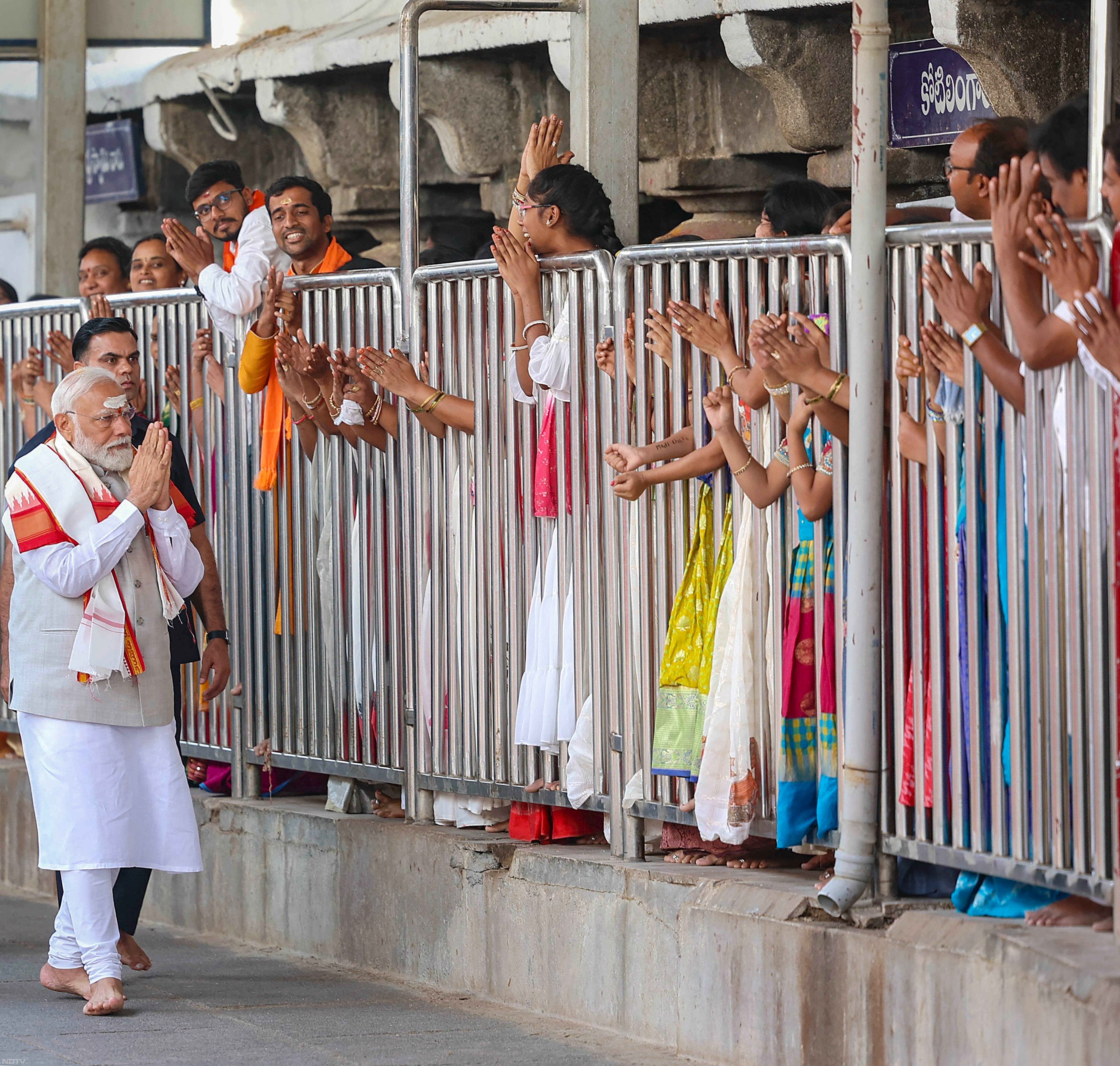 प्रधानमंत्री नरेंद्र मोदी ने राजा राजेश्वर स्वामी मंदिर में भक्तों का अभिवादन भी किया. फोटो: पीटीआई