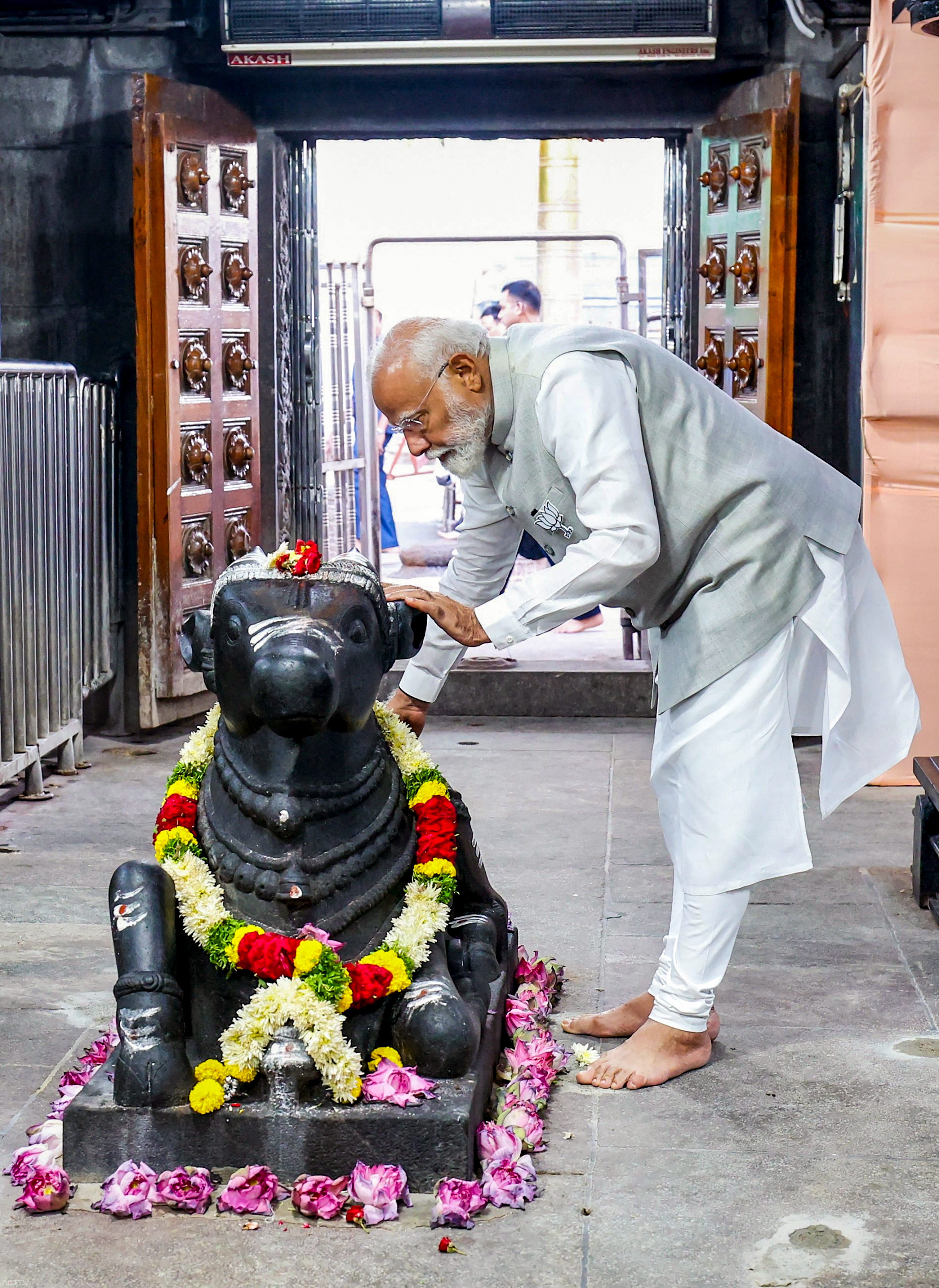 इस दौरान प्रधानमंत्री मोदी तेलंगाना के करीमनगर जिले के वेमुलावाड़ा में श्री राज राजेश्वर स्वामी देवस्थानम मंदिर पहुंचे. फोटो: पीटीआई