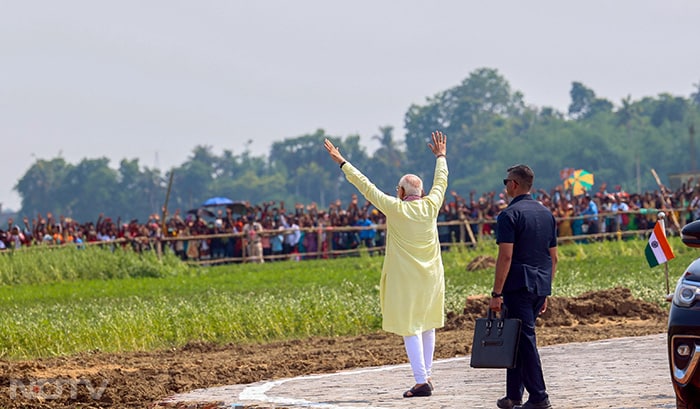 पश्चिम बंगाल के हुगली में गरजे प्रधानमंत्री मोदी, PM की एक झलक पाने के लिए बेताब दिखे लोग