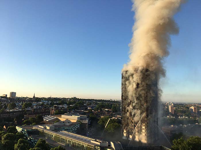 आग की चपेट में आई लंदन की 27 मंजिला इमारत, देखें तस्‍वीरें