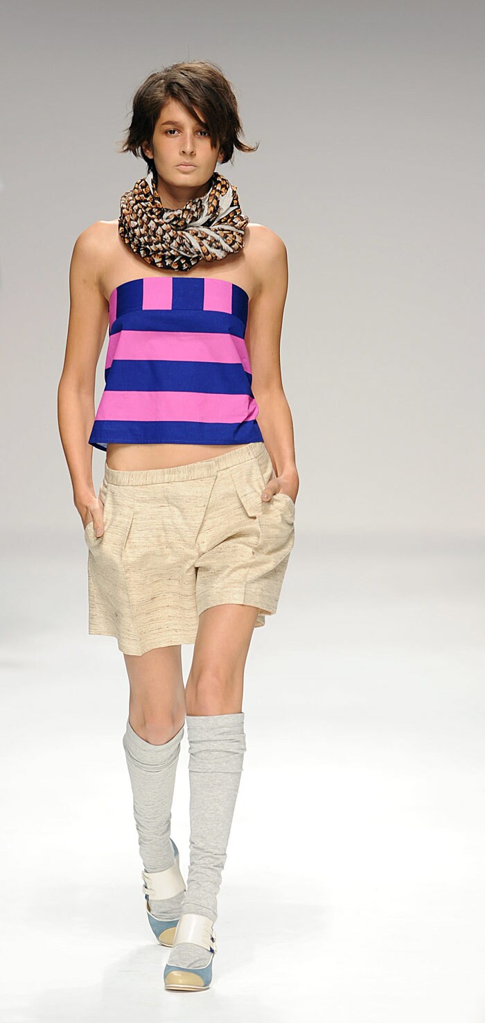 A model walks down the catwalk wearing clothes by Eley Kishimoto for the Spring/Summer 2010 collection on the third day of the London Fashion Week, in central London, on September 20, 2009. AFP PHOTO/Ben Stansall