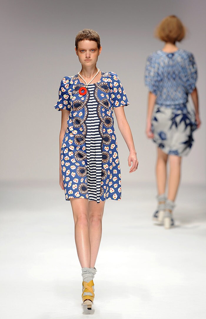 Models walk down the catwalk wearing clothes by Eley Kishimoto for the Spring/Summer 2010 collection on the third day of the London Fashion Week, in central London, on September 20, 2009. AFP PHOTO/Ben Stansall