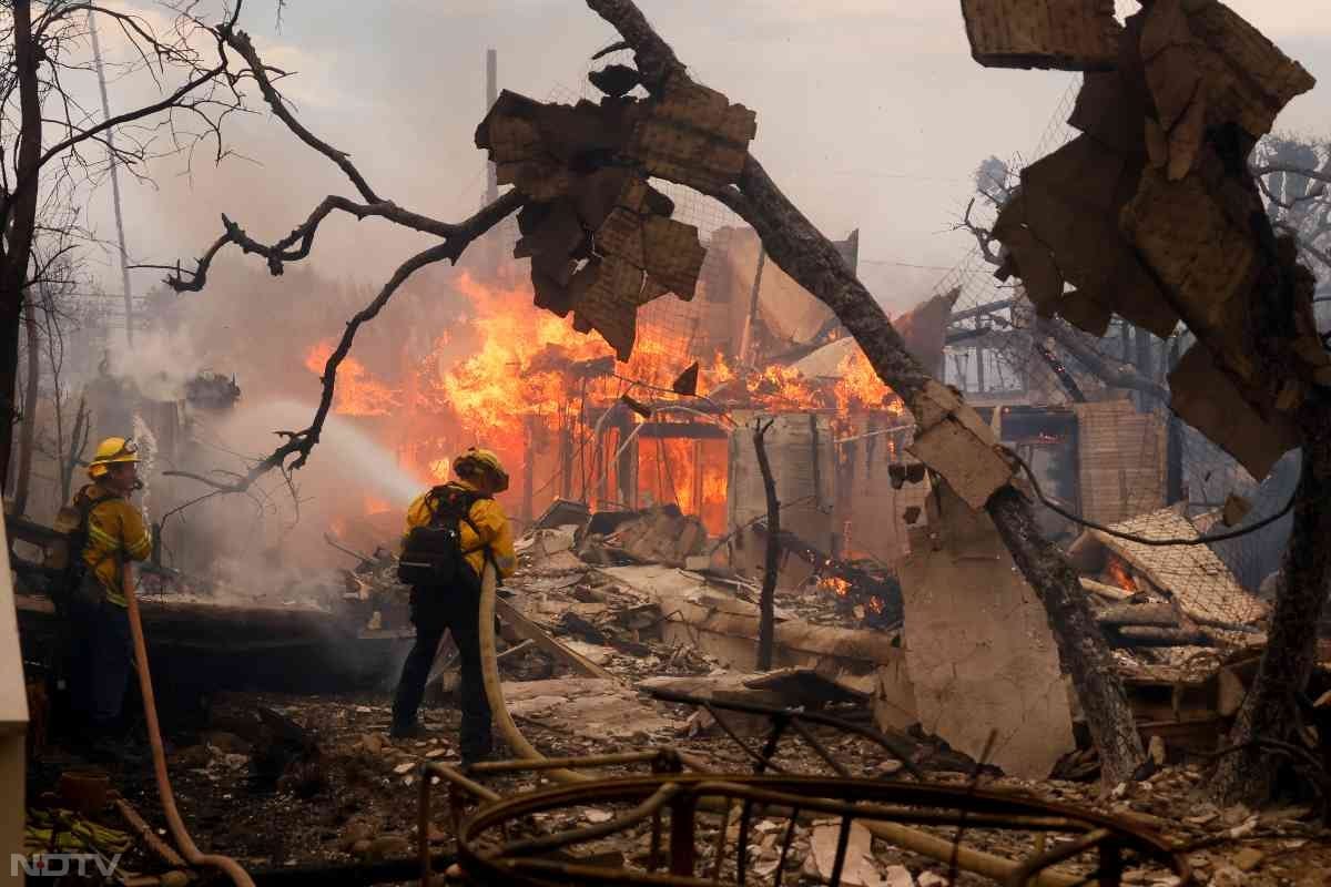 बता दें कि ये लॉस एंजेलिस का वो इलाका है जहां पर कई फिल्मी सितारों और म्यूजिक इंडस्ट्री से जुड़ी बड़ी हस्तियों के भी घर हैं.