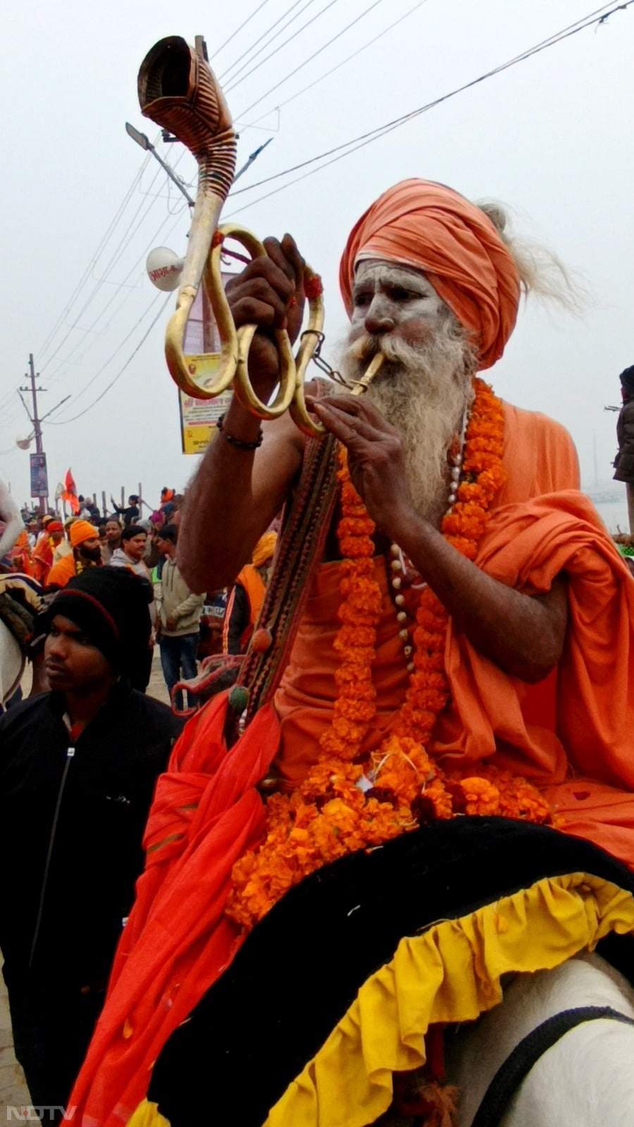 आनंद अखाड़े की छावनी प्रवेश यात्रा मठ बाघम्बरी गद्दी से निकलकर भारद्वाज पुरम के लेबर चौराहे से मटियारोड होते हुए अलोपी देवी चौराहे पहुंची. अलोपी देवी से छावनी प्रवेश यात्रा दशाश्वमेध घाट से मुड़कर शास्त्री ब्रिज के नीचे से होते हुए संगम क्षेत्र में प्रवेश कर गई.