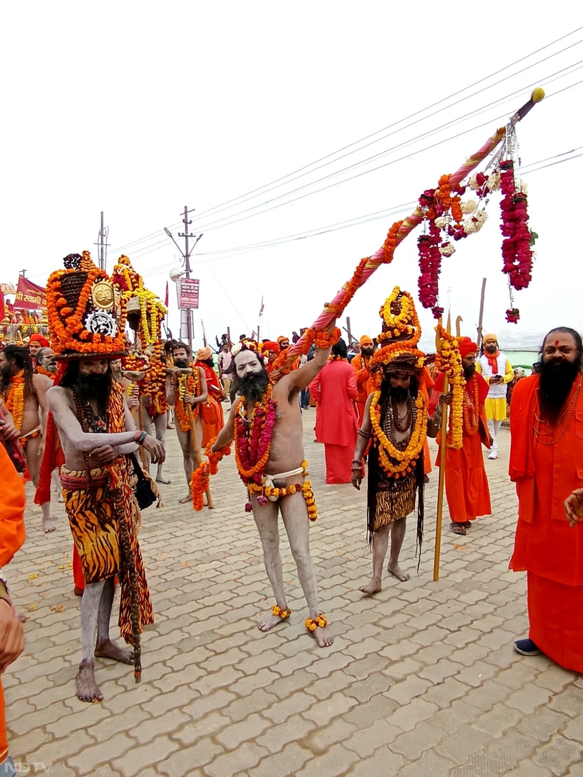 नागा संन्यासियों की टोली हाथों में भाले, बरछी, तलवार लेकर इष्ट देव भगवान सूर्य का विग्रह लेकर चल रहे थे.