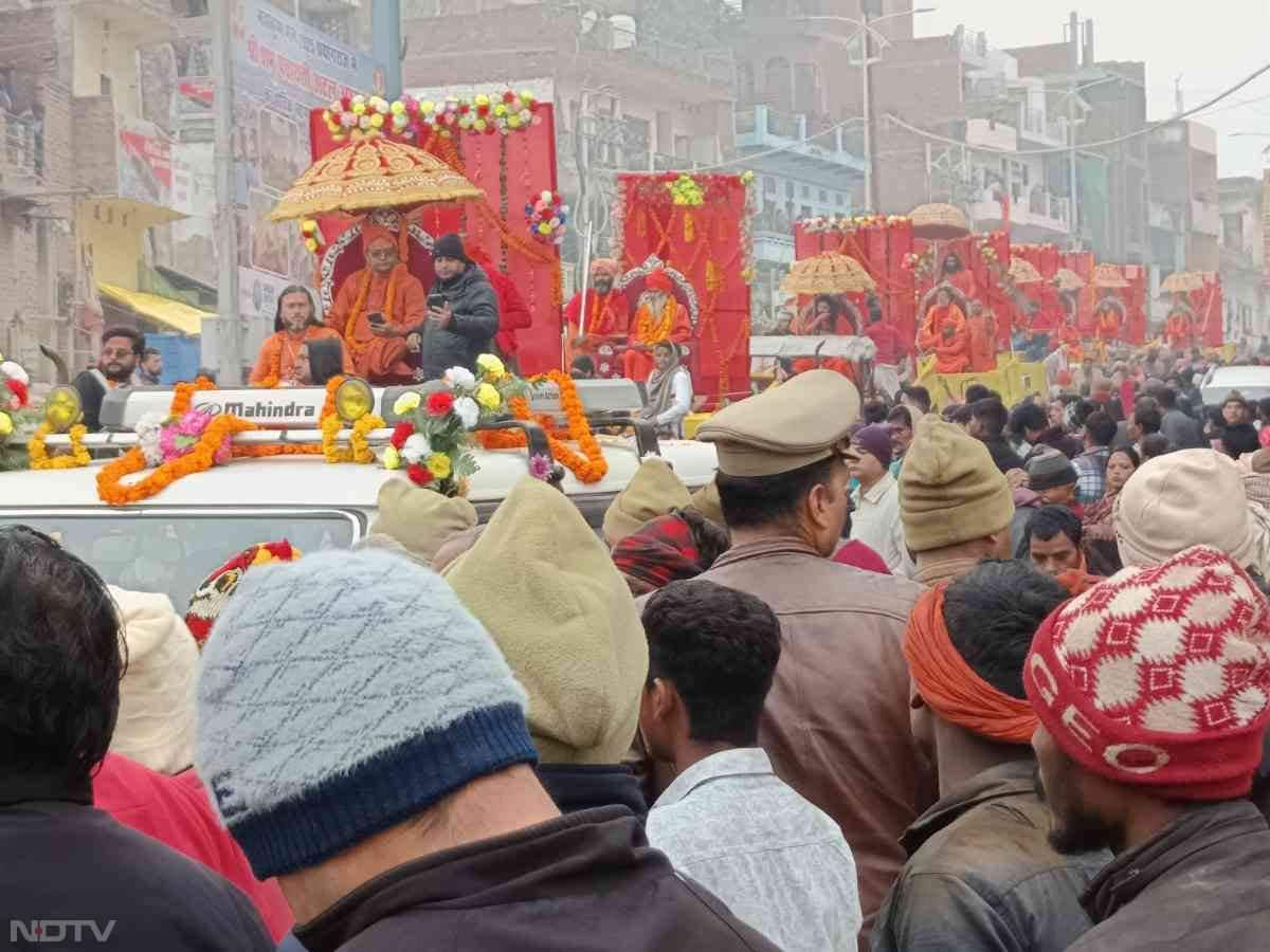 शैव परंपरा के श्री तपोनिधि आनंद अखाड़े ने हाथी, घोड़ों, रथ, ऊंट पर सवार नागा संन्यासियों, आचार्य, मंडलेश्वर, महामंडलेश्वर ने बाजे-गाजे के साथ मेला क्षेत्र में प्रवेश किया.