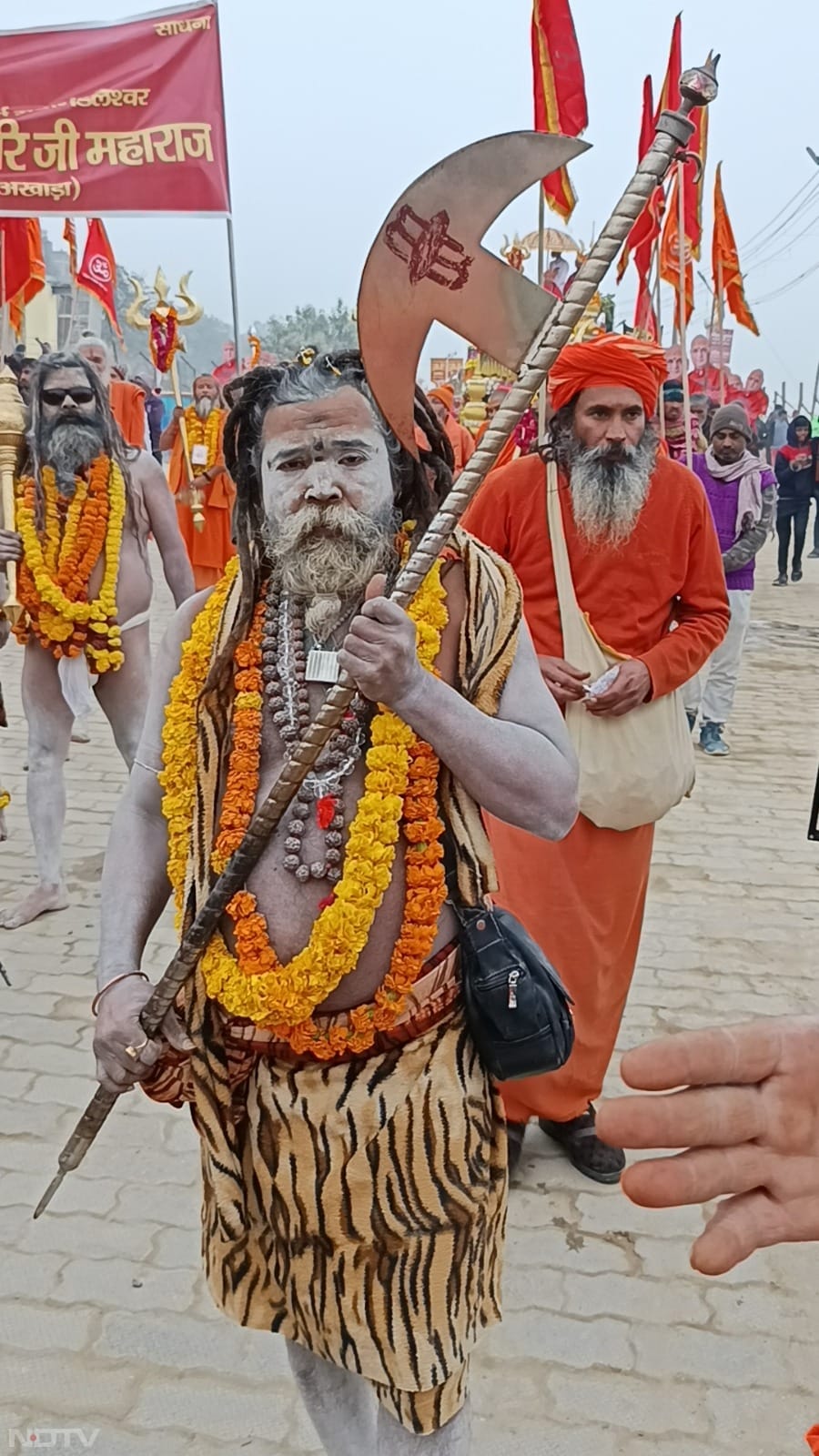 छावनी यात्रा का जगह-जगह नगरवासियों और नगर प्रशासन ने पुष्प वर्षा कर स्वागत किया.